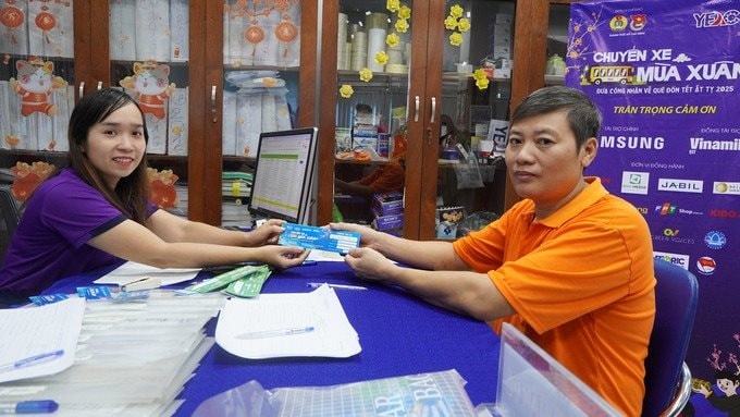 Livestream bán hàng, tặng vé xe cho công nhân về quê ăn Tết