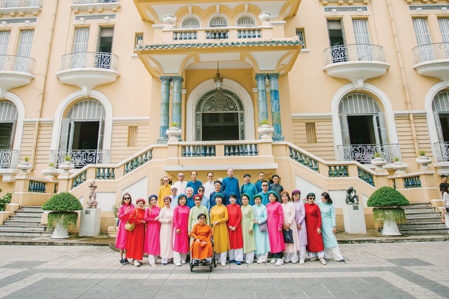 Áo dài Việt Nam và góc nhìn phương xa