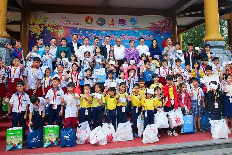 Hơn 3.000 trẻ em tại TP.HCM được tặng quà và vui chơi Xuân