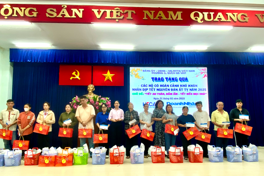 50 phần quà đến tay các gia đình có hoàn cảnh khó khăn trước thềm Xuân Ất Tỵ
