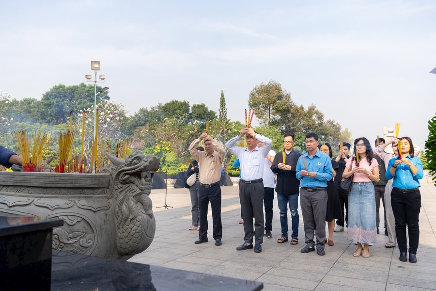 Tạp chí Doanh Nhân Sài Gòn dâng hương tại Nghĩa trang Liệt sĩ TP.HCM