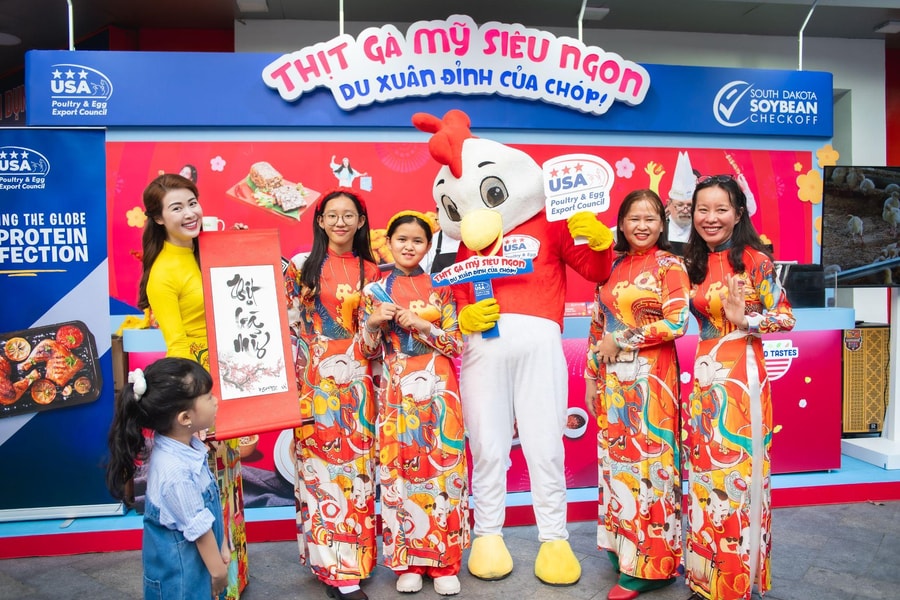 Rộn ràng du Xuân tại phố Ông Đồ với sự kiện “Thịt gà Mỹ siêu ngon - Du Xuân đỉnh của chóp”