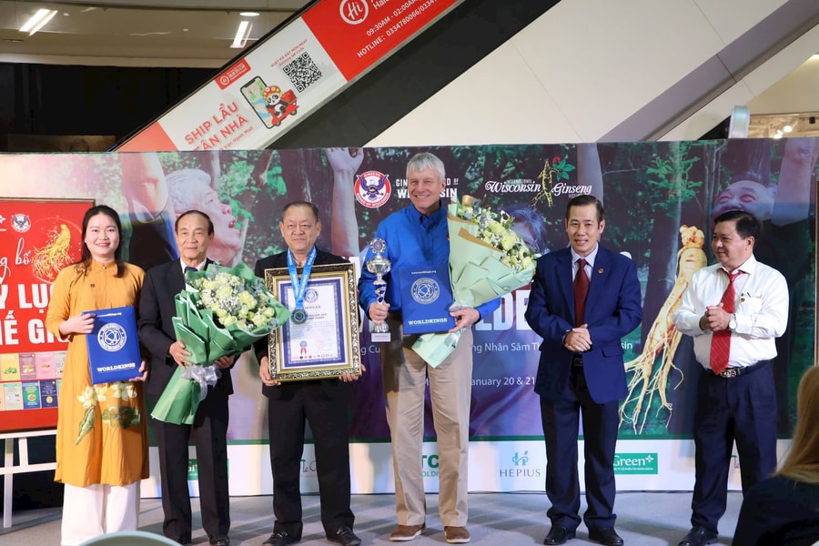 Ông Đặng Đức Thành xác lập Kỷ lục thế giới với bộ sách nhân sâm Wisconsin