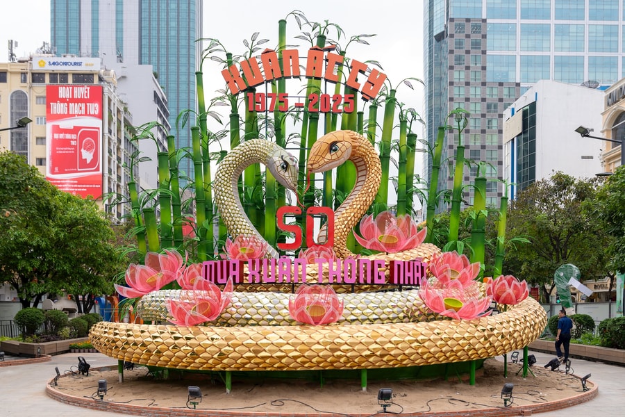 Đường hoa Nguyễn Huệ Tết 2025 dần lộ diện, gây ấn tượng mạnh mẽ cho du khách