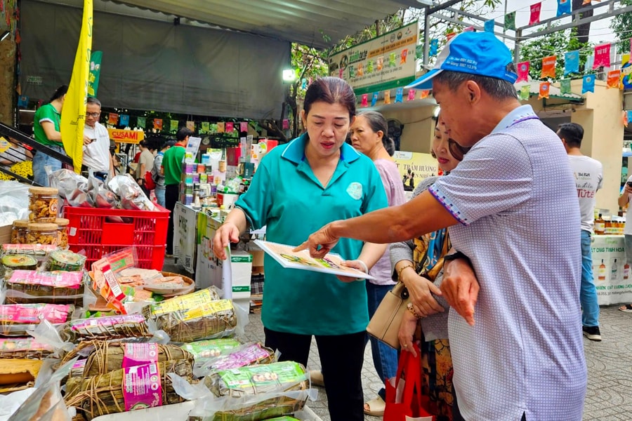 Người dân TP.HCM thoả sức mua nông đặc sản từ mọi miền đất nước