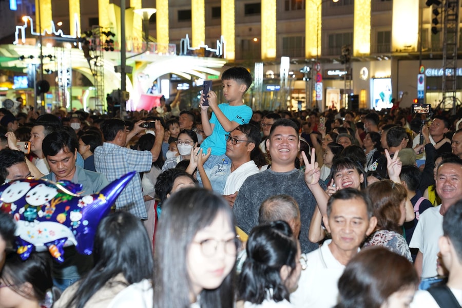 Đường hoa Nguyễn Huệ Tết Ất Tỵ 2025, du khách hết lời khen tặng