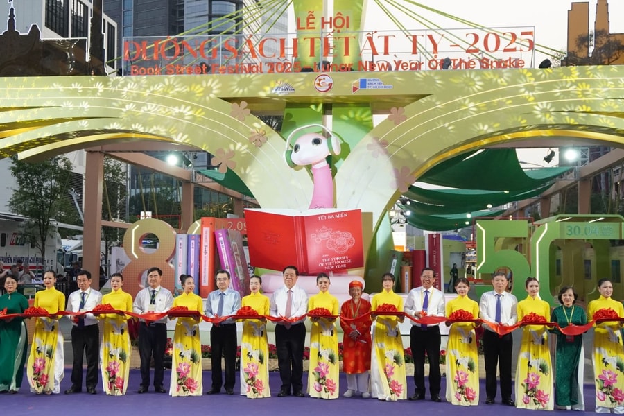 TP.HCM: Rực rỡ lễ hội Đường sách Tết Ất Tỵ 2025