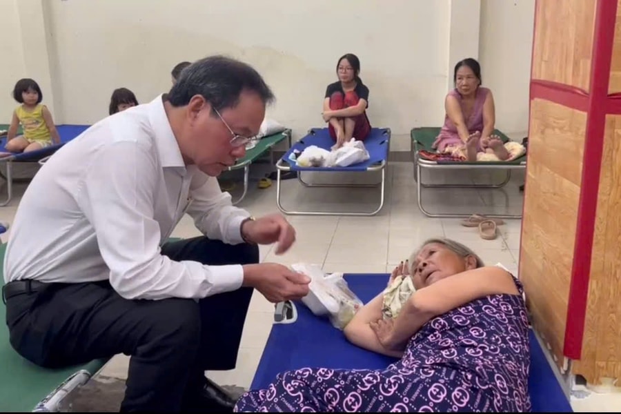 Mặt trận TP.HCM thăm hỏi và hỗ trợ nạn nhân vụ hỏa hoạn tại quận 1