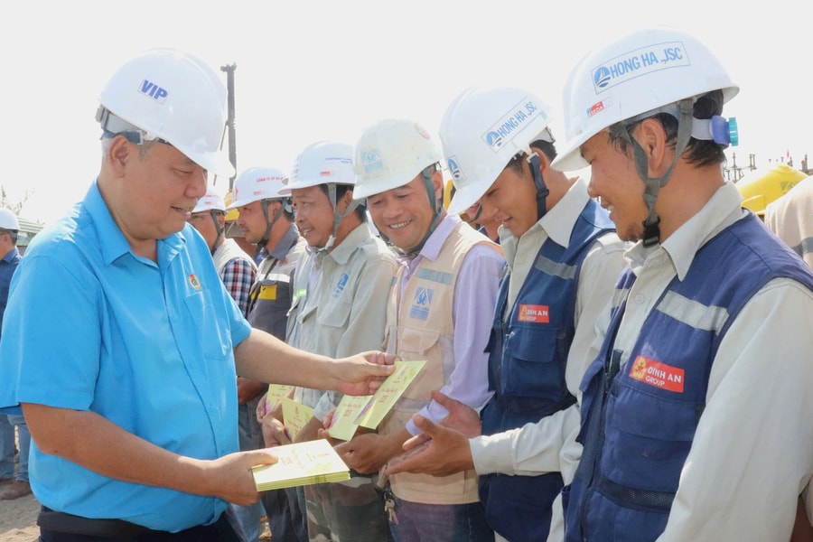 Thăm và chúc Tết công nhân làm việc xuyên Tết tại dự án đường Vành đai 3 TP.HCM