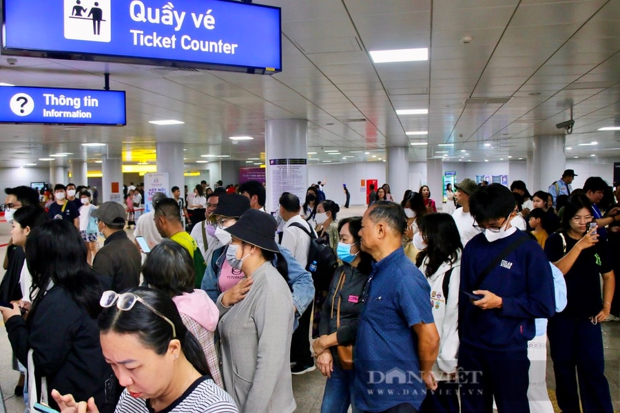 Metro Bến Thành - Suối Tiên đông nghẹt đêm mùng Một Tết