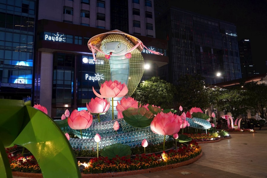 Để người dân, du khách thưởng ngoạn, TP.HCM giữ lại linh vật rắn đến hết tháng 2