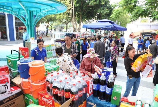 Gần 1.300 tỷ đồng được TP.HCM chi để chăm lo Tết cho người dân