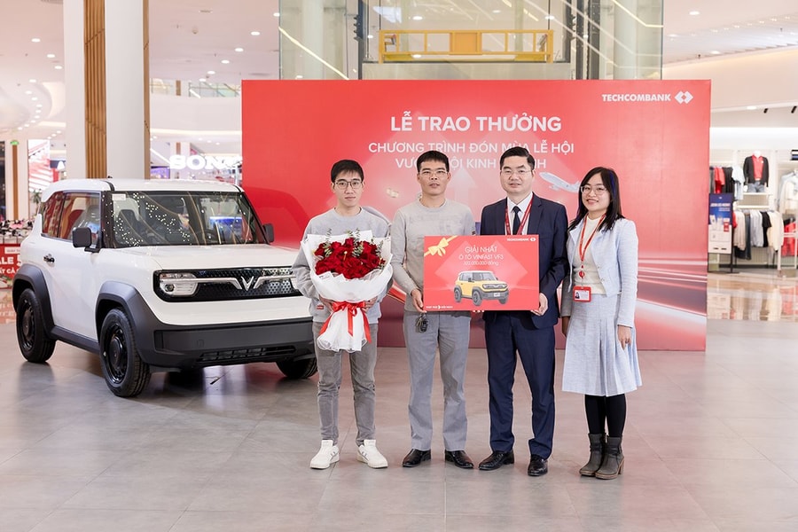 Doanh nghiệp hân hoan nhận ô tô VinFast trước Tết từ Techcombank