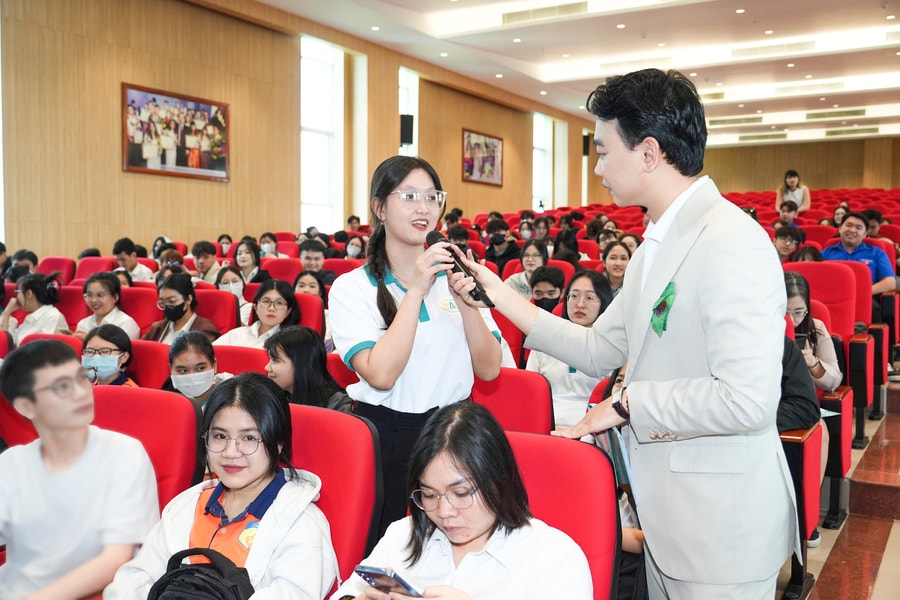 Sinh viên Đại học HUTECH tìm hiểu về an toàn giao thông