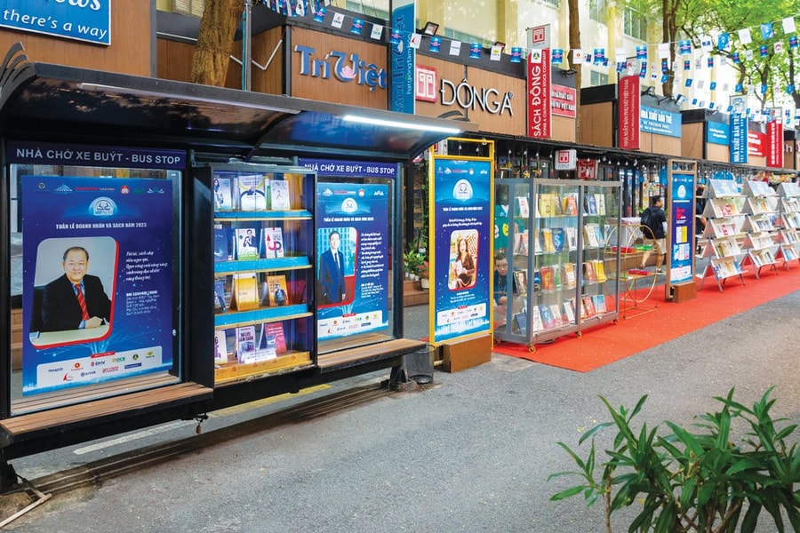 Doanh nhân với sách và tri thức: Đọc sách trong thời đại số: Doanh nhân chọn gì?