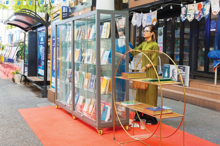 Tri thức - kết nối - Phát triển bền vững: Thế hệ kế nghiệp: Đọc để lãnh đạo tương lai