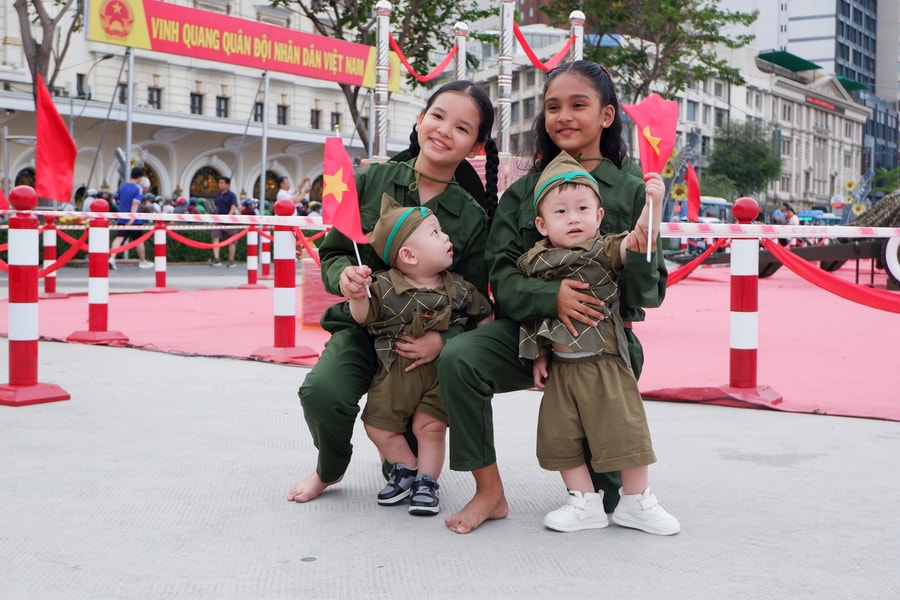 Người dân và du khách háo hức chiêm ngưỡng dàn đại bác tại bến Bạch Đằng