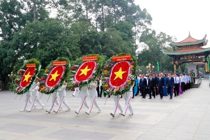 TP.HCM: Đoàn đại biểu đến dâng hương tưởng niệm các Anh hùng liệt sĩ tại huyện Củ Chi