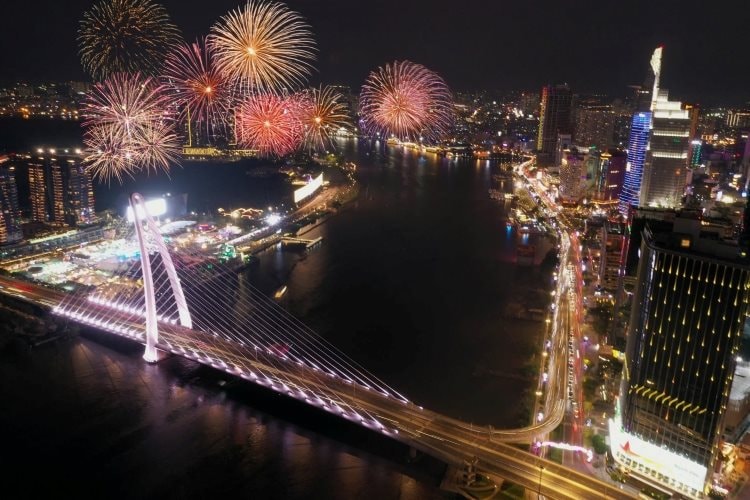 Thắp sáng cầu Ba Son về đêm - Công trình tiêu biểu của TP.HCM