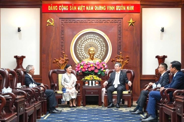 Phó Bí thư Thành ủy TP.HCM Nguyễn Phước Lộc tiếp Phó Chủ tịch Trung ương Mặt trận Lào xây dựng đất nước