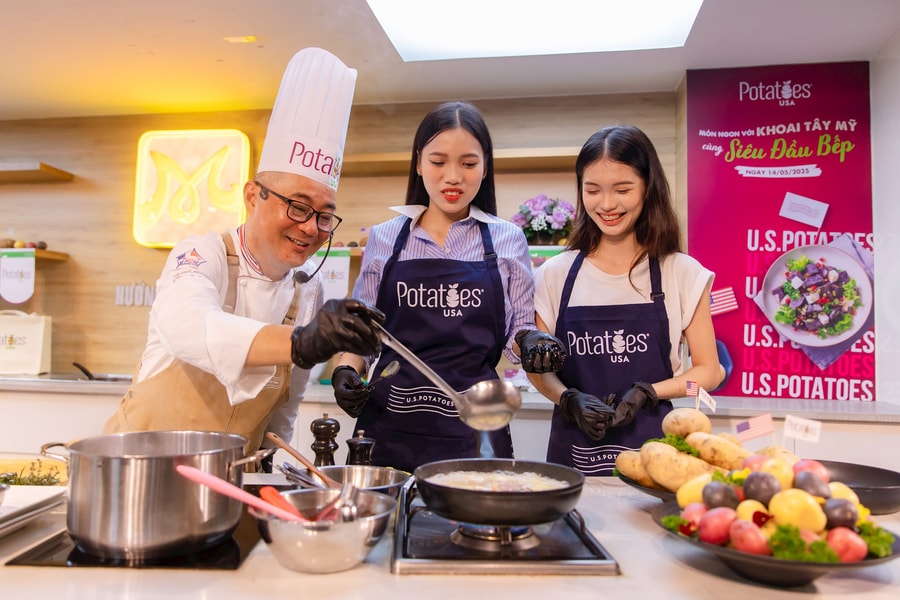 Chef Lê Xuân Tâm trình diễn ba món ăn từ khoai tây Mỹ