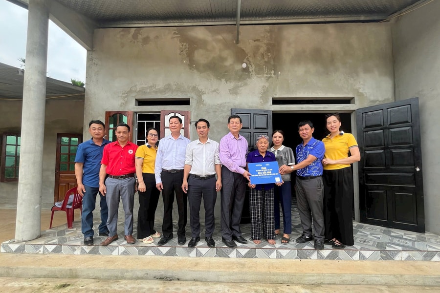 Bão qua đi, mái ấm ở lại