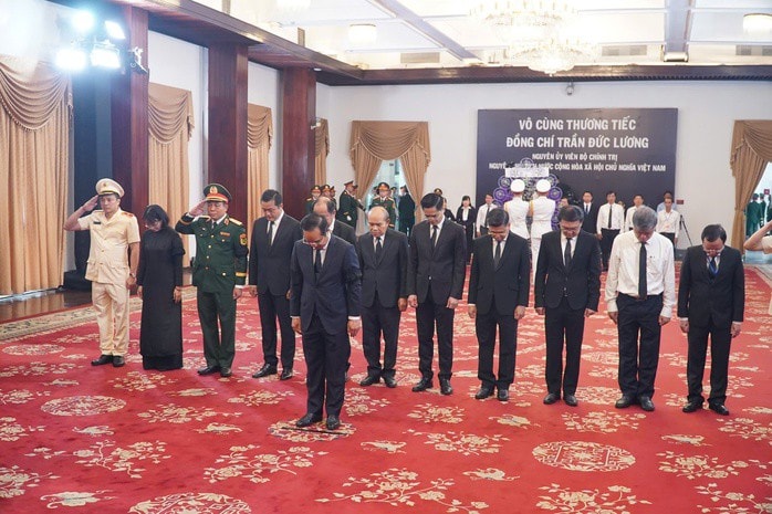 Nghẹn ngào xúc động tại lễ viếng nguyên Chủ tịch nước Trần Đức Lương tại TP.HCM