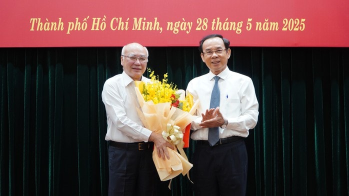 Ông Phan Nguyễn Như Khuê nhận quyết định nghỉ hưu