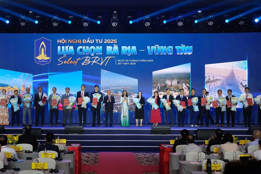 Bà Rịa - Vũng Tàu trao chứng nhận đầu tư, tăng vốn và mở rộng dự án cho 53 doanh nghiệp tại Hội nghị Đầu tư 2025