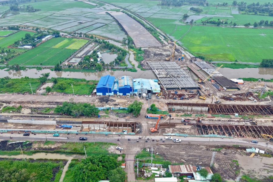 TP.HCM đề xuất cấp mã QR cho 102 sà lan vận chuyển cát phục vụ thi công đường Vành đai 3