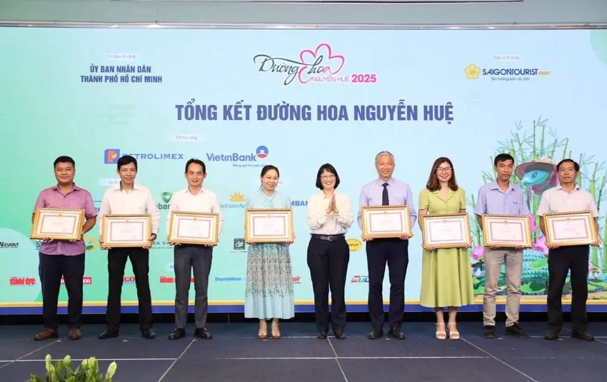 Tổng kết Đường hoa Nguyễn Huệ 2025: Tặng Bằng khen cho 83 cá nhân và 46 tập thể