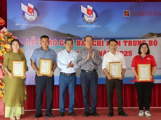 Trao giải Báo chí Nam Trung bộ lần II năm 2025: Tôn vinh những tác phẩm báo chí xuất sắc về vùng đất duyên hải