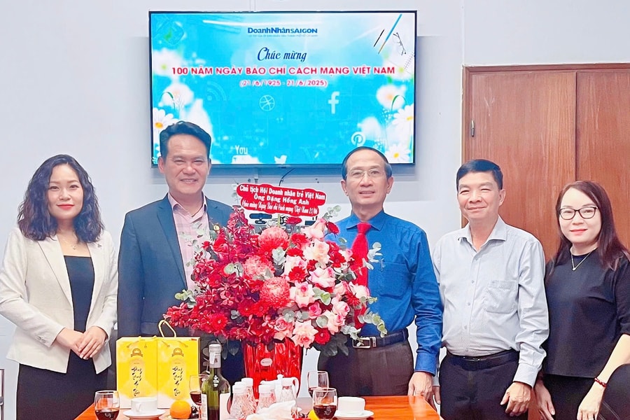Hội Doanh nhân trẻ Việt Nam chúc mừng Tạp chí Doanh Nhân Sài Gòn nhân dịp 21/6