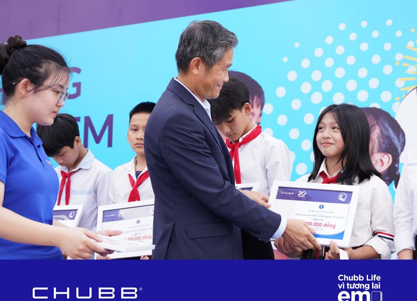 Trao tặng gần 2.000 học bổng và quà tặng, Chubb Life Việt Nam tiếp thêm động lực cho trẻ em hiếu học nhân Tháng Hành động vì trẻ em