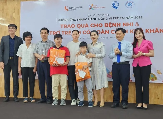 Quỹ Khởi sự từ tâm tặng nhiều phần qùa cho bệnh nhi tại 9 bệnh viện