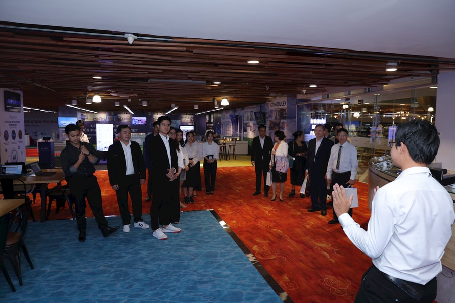 Thí sinh Giải thưởng tài năng Lương Văn Can 2023 tham quan không gian đổi mới sáng tạo của CT Group