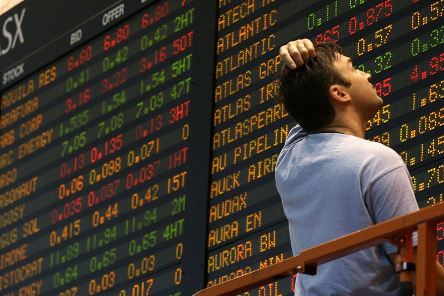 Tâm lý thị trường giằng co trước lo ngại nợ công Mỹ và căng thẳng thương mại