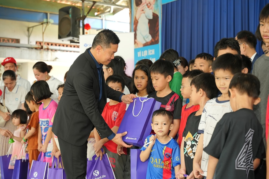 Hơn 200 phần quà được trao tặng cho trẻ em Làng SOS Gò Vấp