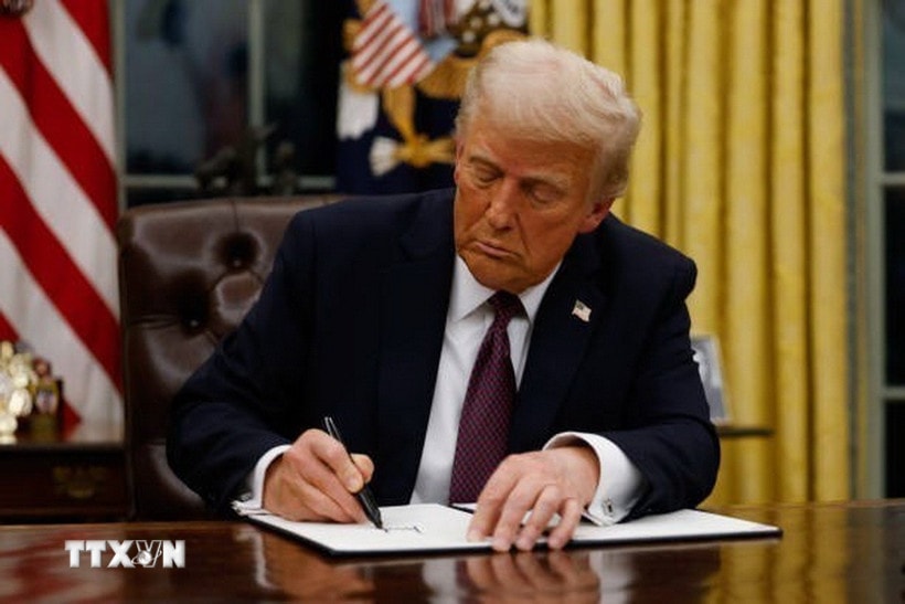 Tổng thống Donald Trump tuyên bố sắp áp thuế với chất bán dẫn và dược phẩm