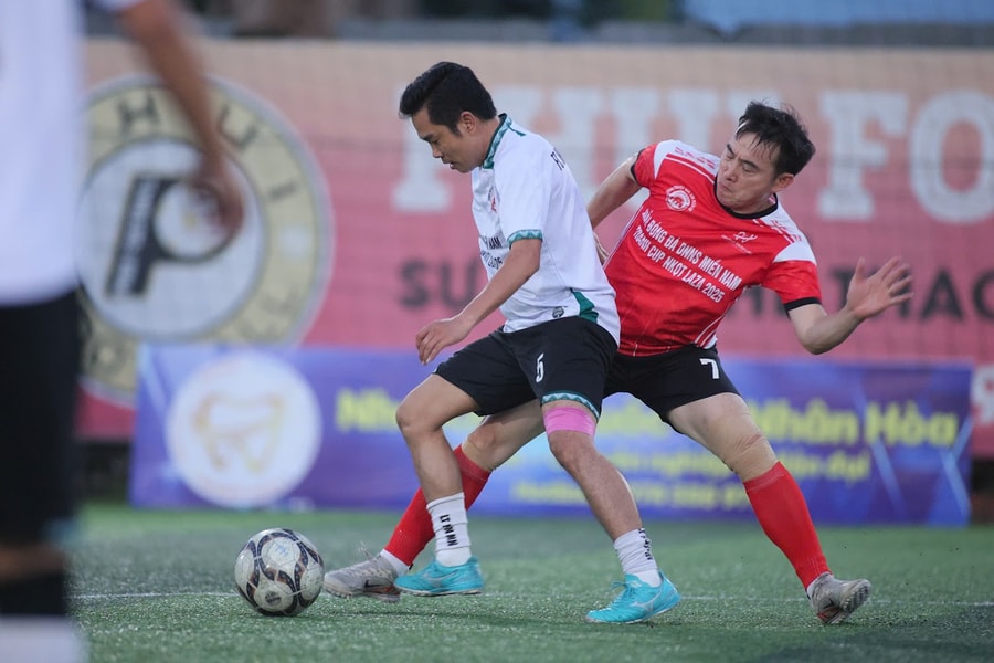 Giải bóng đá Nghi Sơn miền Nam gây quỹ thiện nguyện ủng hộ gia đình chính sách