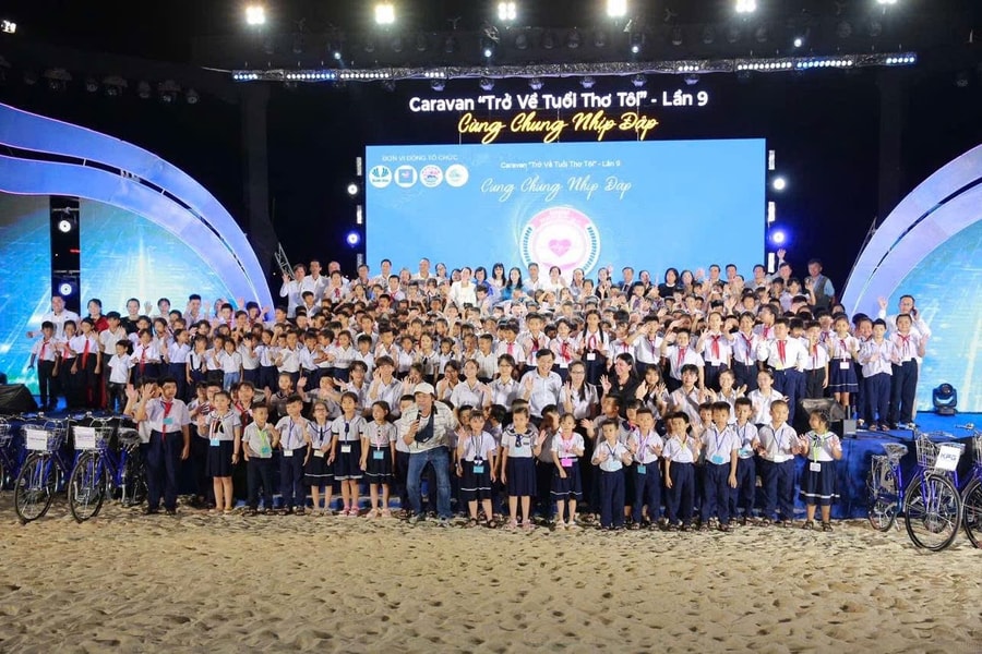 Ông Johnathan Hạnh Nguyễn đồng hành cùng 1.050 học sinh khó khăn Khánh Hòa