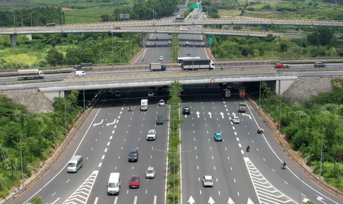 Thí điểm cấm xe tải lưu thông trên làn sát dải phân cách tại hai tuyến cao tốc trọng điểm