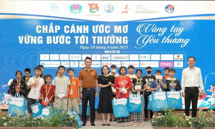 3.000 phần quà tiếp sức trẻ em khó khăn trước thềm năm học mới
