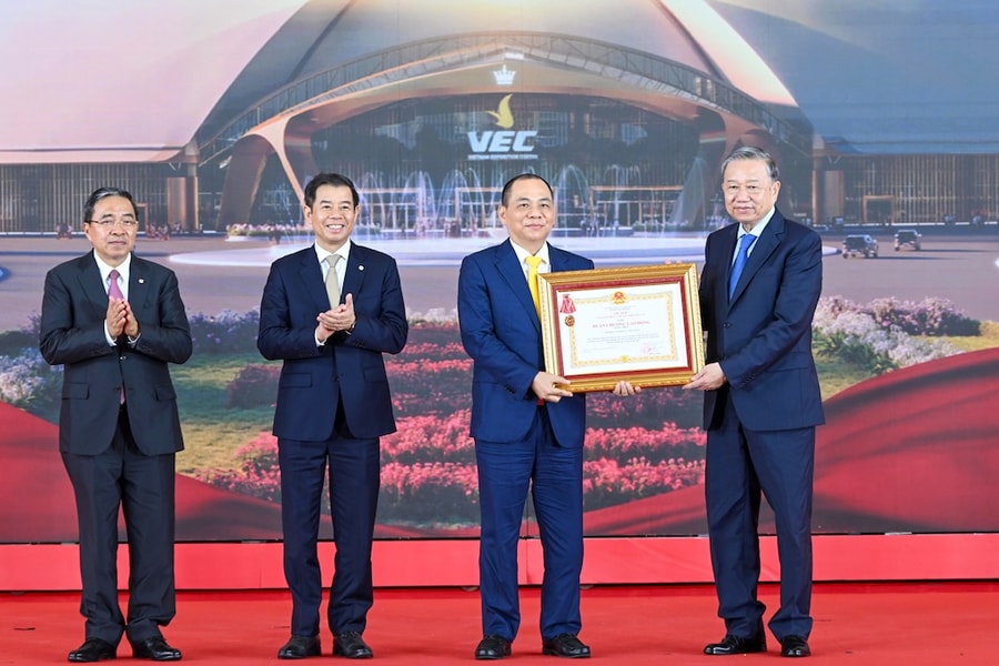 Vingroup nhận Huân chương Lao động hạng Nhất vì thành tích xuất sắc tại Trung tâm Hội chợ Triển lãm Quốc gia