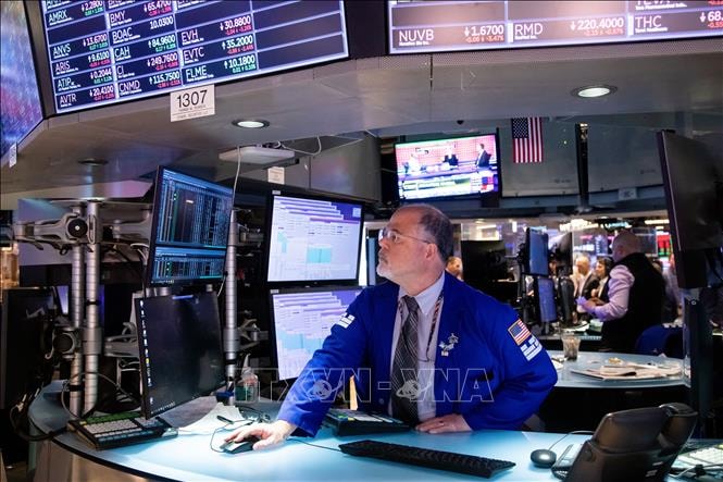Chứng khoán Mỹ giảm điểm thận trọng trước thềm phát biểu của Chủ tịch Fed