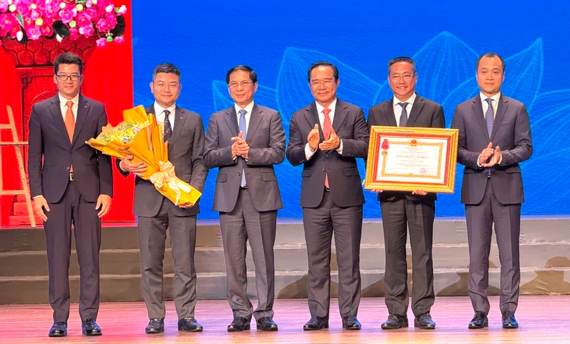 Sở Ngoại vụ TP.HCM đón nhận Huân chương Lao động hạng Nhất