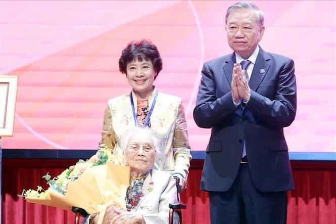 Trao tặng danh hiệu Anh hùng Lao động cho nguyên Phó chủ tịch nước Nguyễn Thị Bình