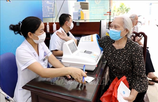 Người hưởng trợ cấp hưu trí xã hội được BHYT chi trả 100% chi phí khám chữa bệnh