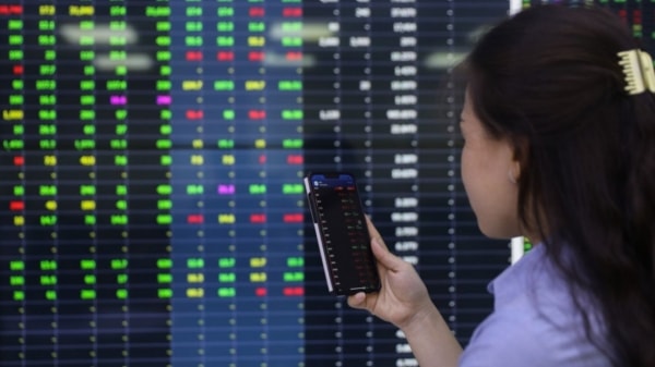 Chứng khoán giữ sắc xanh phiên cuối tháng, cổ phiếu ngành chứng khoán bứt phá mạnh