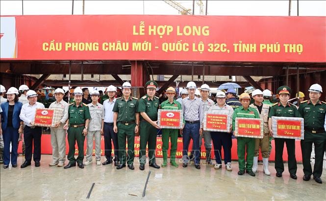 Hợp long cầu Phong Châu mới: Kết nối huyết mạch giao thông Phú Thọ